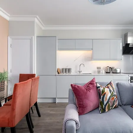 Апартаменты 60 Queens Road