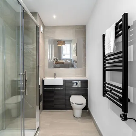 Апартаменты 60 Queens Road *