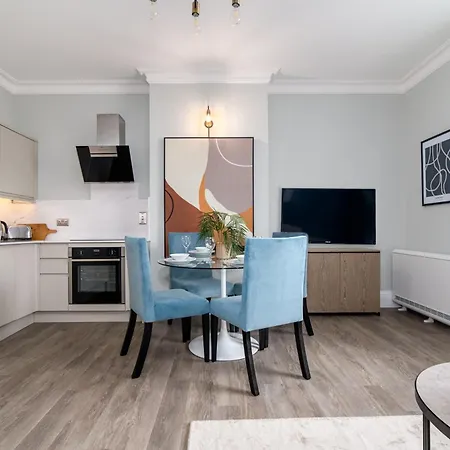 Апартаменты 60 Queens Road