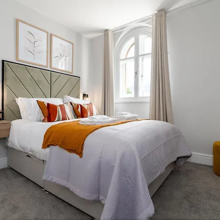 Апартаменты 60 Queens Road