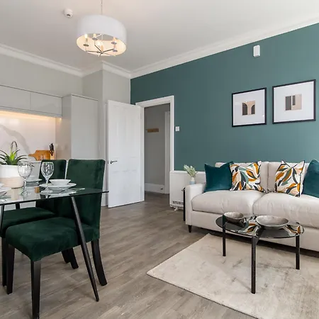 Апартаменты 60 Queens Road