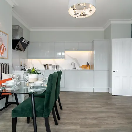 Апартаменты 60 Queens Road